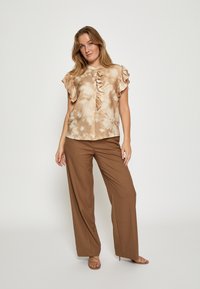PEPPERCORN HALLIE  - Hemdbluse - tannin sand print
