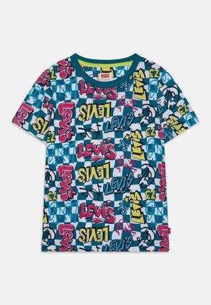 Kortærmet T-shirt med farverige graffiti-stil Levi's logoer, tal og kruseduller på en blå- og hvidternet baggrund.