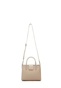 Borsa a mano in pelle beige con manici doppi, tracolla staccabile, pattina della tasca frontale piatta e finitura testurizzata. Forma rettangolare compatta.