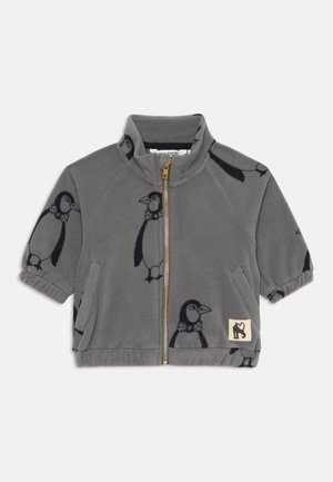 Graue Fleecejacke mit schwarzen Pinguin-Illustrationen, kurzen Ärmeln, Stehkragen und einem goldenen Reißverschluss sowie einer Tasche.