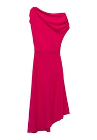 Vestido fucsia con dobladillo asimétrico, diseño drapeado de un solo hombro, textura de tela fluida y cintura ajustada que resalta la silueta.