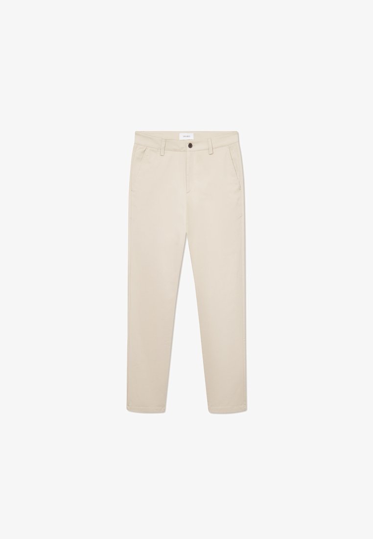 Beige Chinos mit einem geraden Bein. Hergestellt aus leichtem Material, mit Fronttaschen und einem Knopfverschluss. Glatte Textur.