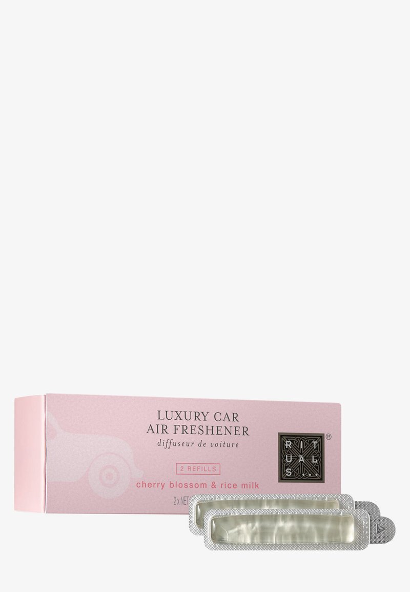 Emballage de parfum d'intérieur pour voiture de luxe en rose doux, avec un parfum "fleur de cerisier et lait de riz". Contient deux recharges en bandelettes avec des accents argentés.