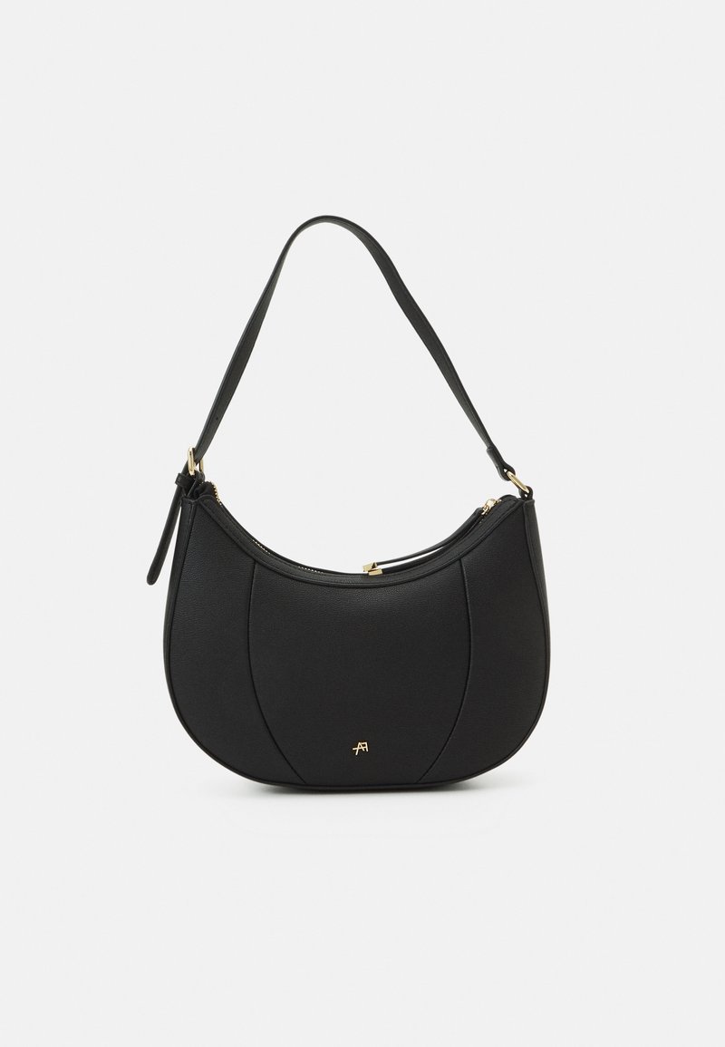 Sac à bandoulière en cuir noir en forme de croissant avec une seule sangle, une fermeture éclair dorée et un petit logo doré au centre avant.