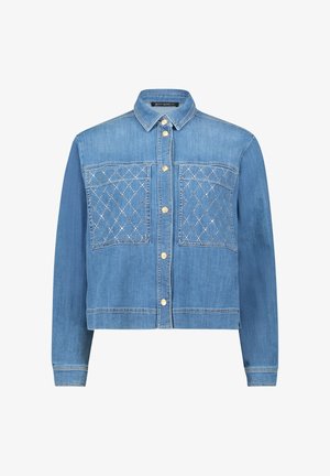 Spijkerjack in lichtblauw, voorzien van een kraag, knoopsluiting en twee voorzakken met ruitvormige uitsnijdingen.