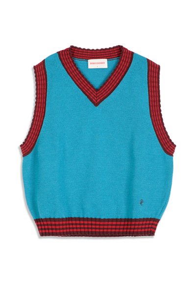 Gilet bleu en maille sans manches avec bordure rayée rouge et rouge foncé au niveau de l'encolure, des emmanchures et de l'ourlet, et un petit logo brodé près de l'ourlet.