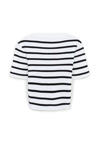 Top a maniche corte realizzato in tessuto a maglia, con una base bianca e righe orizzontali nere, e un ampio scollo.