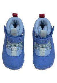 Stivaletti impermeabili blu per bambini con una parte superiore morbida e testurizzata. Presentano una fascia con chiusura a strappo, lacci elastici e un rivestimento a contrasto.