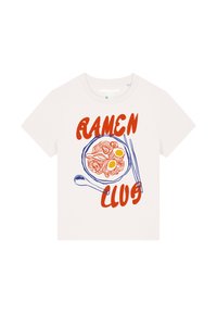 Witte katoenen t-shirt met een grafisch ontwerp van een ramenkom met noedels, een ei en eetstokjes, vergezeld van "RAMEN CLUB" in oranje en blauwe tekst.