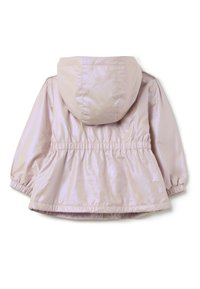 Giacca cappuccio lucida di colore rosa chiaro, con vita e maniche elasticizzate; presenta un design arricciato e un tessuto liscio e brillante.