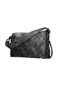 Sac messager en cuir noir avec une finition texturée, sangle réglable et logo embossé. Dispose d'une fermeture zippée et d'accents en corde sur les côtés.