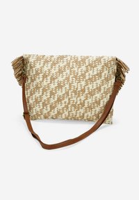 Bolso de mano trenzado en tono marrón claro y blanco roto, con un patrón texturizado, detalles de flecos y una correa ajustable marrón. Forma rectangular.