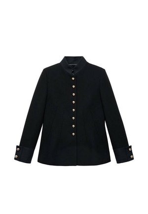 Chaqueta negra con cuello mao, con botones dorados, corte entallado y puños contrastantes en una tela texturizada.