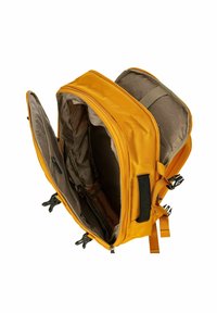Zaino giallo con esterno testurizzato, dotato di scomparto principale non chiuso e numerose tasche interne per l'organizzazione.