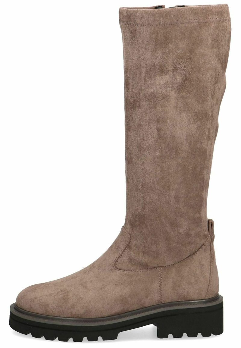 Botte taupe en daim montant jusqu'au genou, avec un bout arrondi, une semelle en caoutchouc et une surface texturée. Comprend une tige lisse et un détail de couture sur le côté.