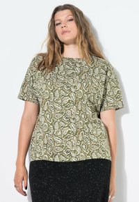 Krátký rukáv top v olivově zelené barvě s paisley vzorem. Vyroben z lehkého materiálu, má čtvercový výstřih a uvolněný střih.