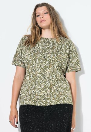 Krátký rukáv top v olivově zelené barvě s paisley vzorem. Vyroben z lehkého materiálu, má čtvercový výstřih a uvolněný střih.