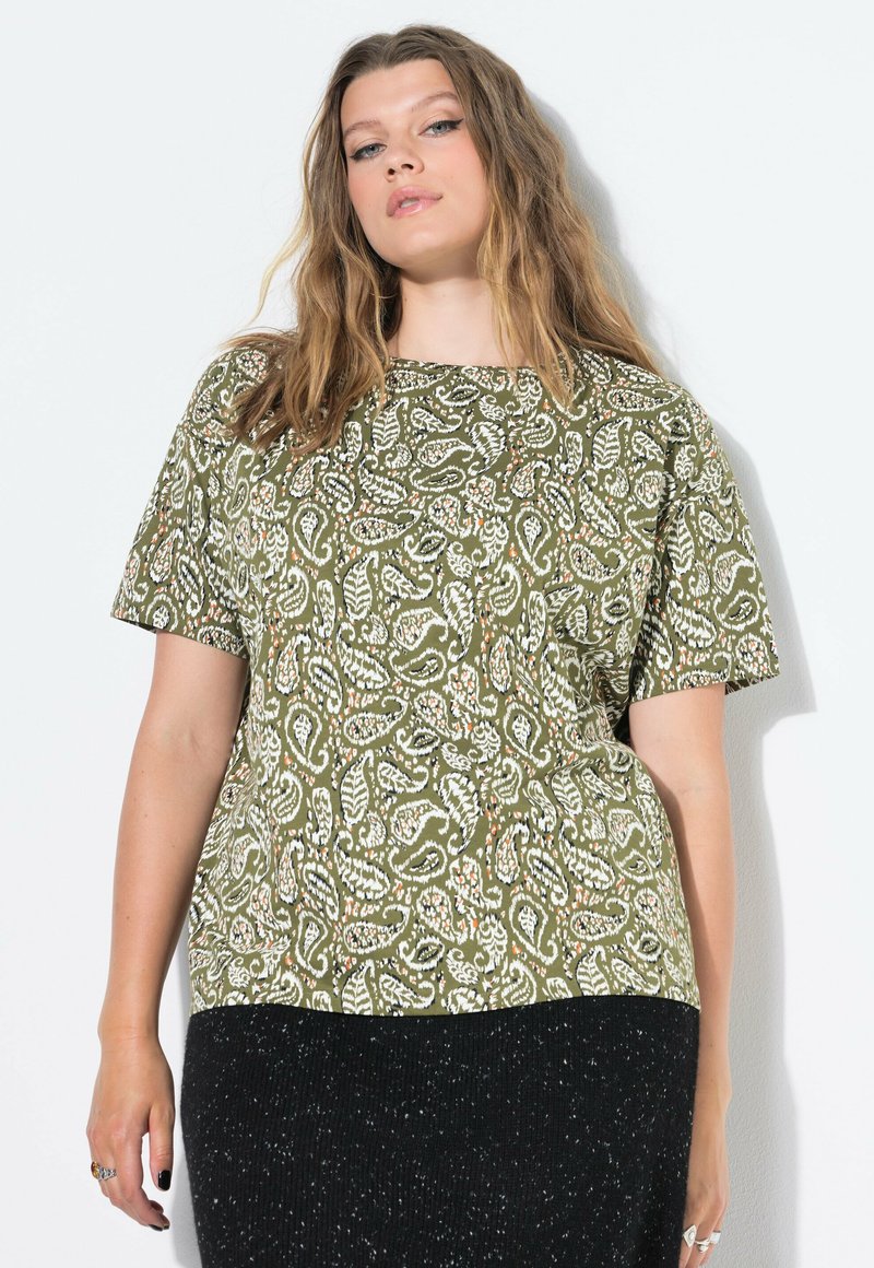 Krátký rukáv top v olivově zelené barvě s paisley vzorem. Vyroben z lehkého materiálu, má čtvercový výstřih a uvolněný střih.