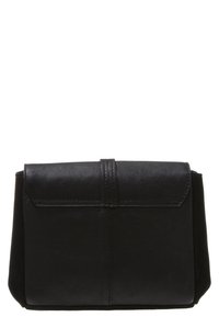 Czarna skórzana torebka na ramię z klapą, o gładkiej fakturze i wyraźnie zarysowanym kształcie. Minimalistyczny design bez widocznych akcentów metalowych.