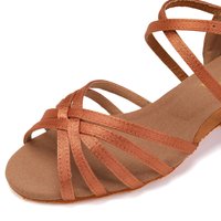 Sandały na płaskiej podeszwie z brązowego satynu. Posiadają wiele krzyżujących się pasków, które zapewniają bezpieczne dopasowanie oraz teksturowaną wkładkę.