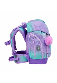 Rucksack mit lila und türkisfarbenem Verlauf, Netzträgern, mehreren Reißverschlusstaschen, rundem Logodetail und einem rosa Pompon-Akzent.