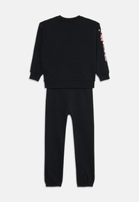 Zwarte sweatshirt en broekset. De sweatshirt heeft lange mouwen en een ronde hals. De broek heeft een elastische tailleband en boorden.