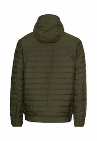Dunkelgrüne gepolsterte Jacke mit horizontaler Steppung und angehängter Kapuze, von hinten gezeigt.