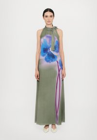 Maxi-jurk van olijfgroen stof met bloemenprint in blauw en paars. Heeft een halternekontwerp en een strikaccent bij de halslijn.