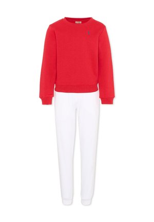 Felpa rossa a maniche lunghe con scollo rotondo e piccolo logo blu sul petto abbinata a pantaloni della tuta bianchi semplici e affusolati.