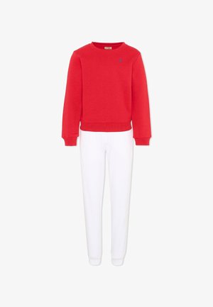 Czerwona bluza z długim rękawem i okrągłym dekoltem z małym niebieskim logo na piersi, zestawiona z gładkimi białymi zwężanymi spodnimi dresowymi.