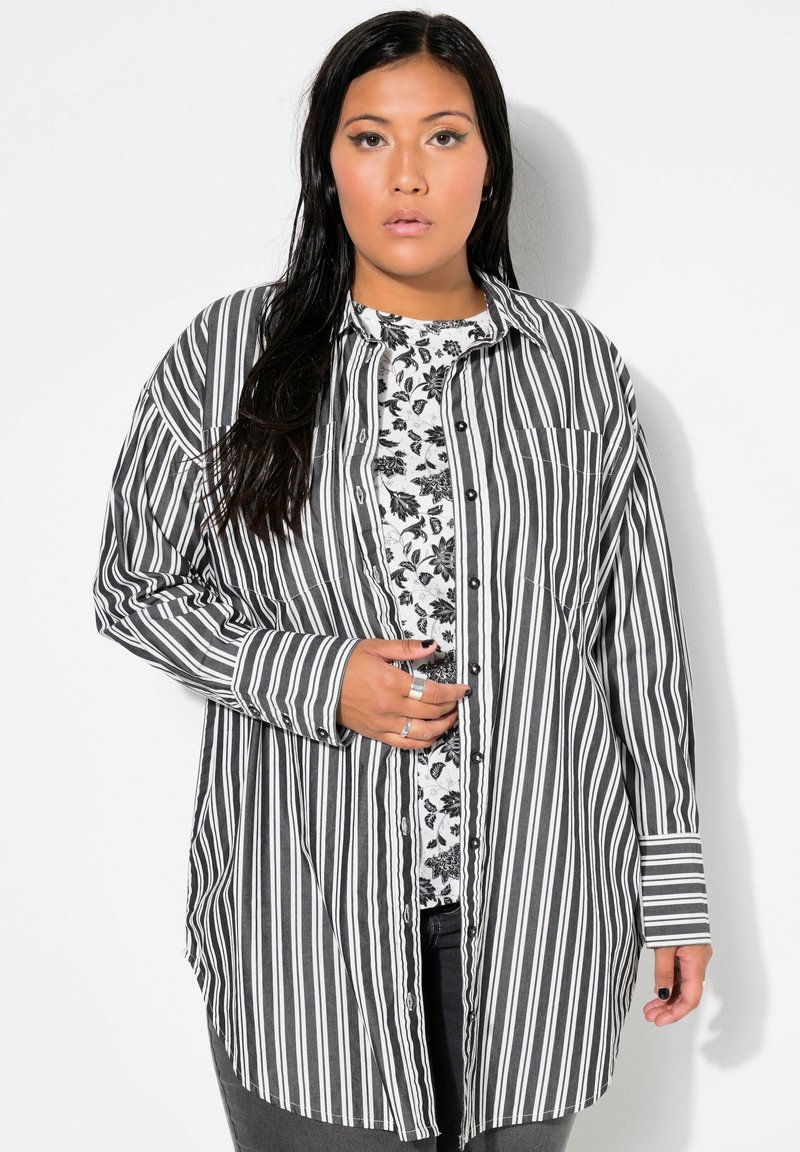 Gestreiftes Button-Down-Hemd in Schwarz und Weiß, aus leichtem Stoff gefertigt, mit langen Ärmeln und lockerer Passform. Die innere Schicht hat ein florales Muster.