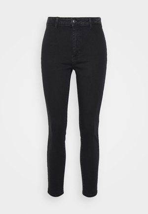Jeans pretos ajustados feitos de denim, apresentando cintura alta, fecho com botão e textura suave. Sem padrões visíveis ou aplicações.