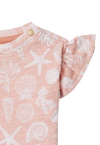 Różowa bawełniana koszulka z białymi wzorami przedstawiającymi życie morskie, okrągłym dekoltem i krótkimi falbankowymi rękawami z detalem w postaci złotego napędu.