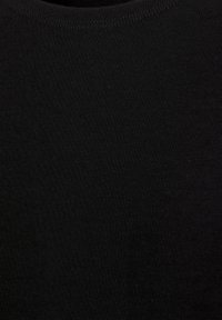 Schwarzer T-Shirt-Stoff mit glatter Textur, rundem Ausschnitt und ohne sichtbare Designs oder Muster. Einfaches und einheitliches Erscheinungsbild.