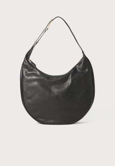 Sort læder hobo taske med en glat overflade, halvmåneform og justerbar strop. Udstyret med en gyldent lynlås og minimalistisk design.