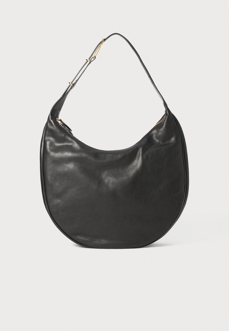 Czarna skórzana torebka hobo o gładkiej strukturze, w kształcie półksiężyca, z regulowanym paskiem. Posiada złoty zamek błyskawiczny i minimalistyczny design.