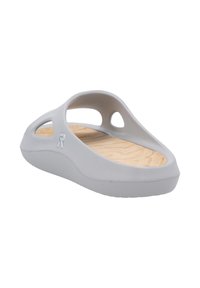 Sandale glissante gris clair avec des ouvertures latérales découpées et une semelle intérieure texturée en bois. Fabriquée en matériau durable avec un design profilé.