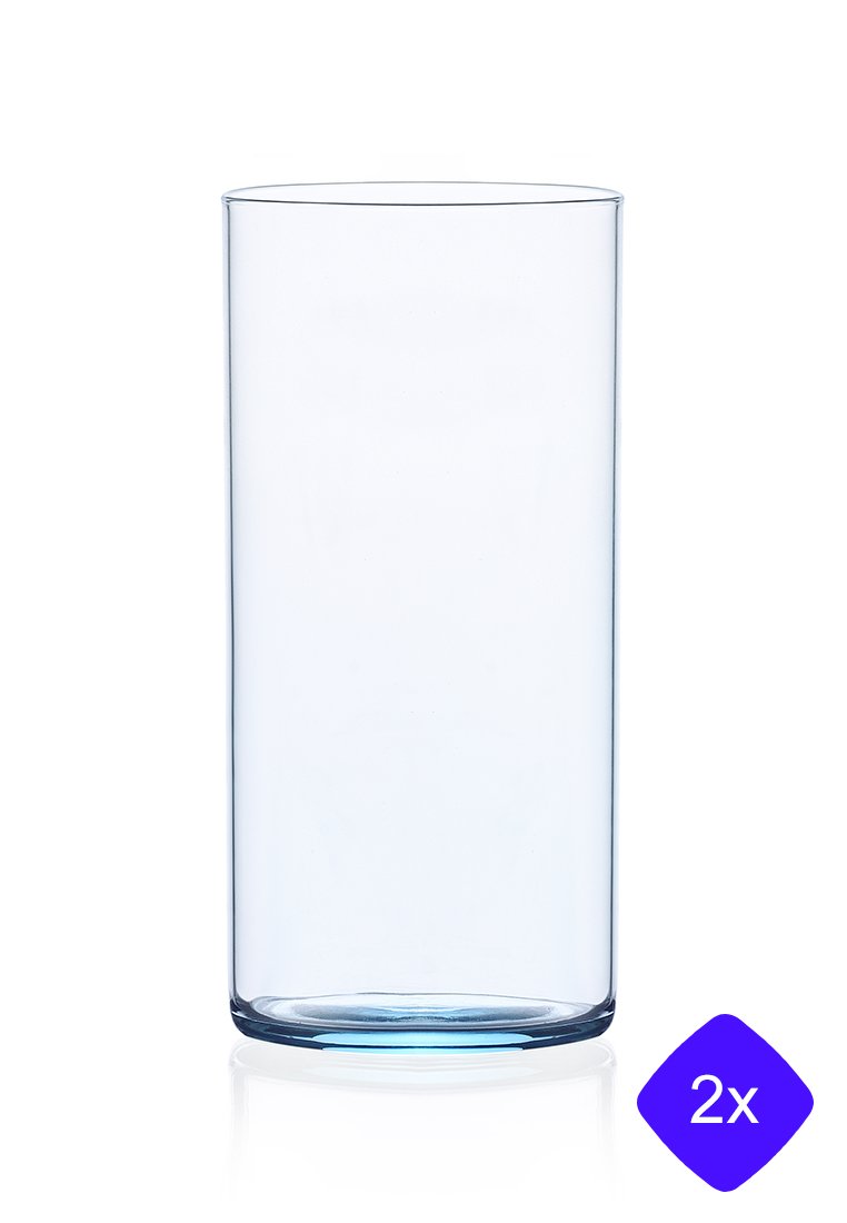 Wysoka, przezroczysta cylindryczna szklanka do picia z niebieskim odcieniem u podstawy, przedstawiona z etykietą "2x" wskazującą na zestaw dwóch szklanek.