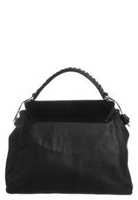 Borsa a mano in pelle nera con una superficie texturizzata, dotata di un manico intrecciato e una chiusura a pattina. Design minimalista, forma strutturata.