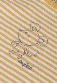 Gelb-weiß gestreifter Stoff mit einem aufgenähten Cartoon-Maus-Design und "sigikid"-Stickerei am unteren Rand. Weiche Baumwollstruktur.