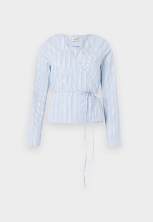 Šviesiai mėlyna palaidinė su vertikaliomis baltomis ir tamsiai mėlynomis juostelėmis, ilgomis rankovėmis, V formos iškirpte ir susirišamu juosmens diržu.