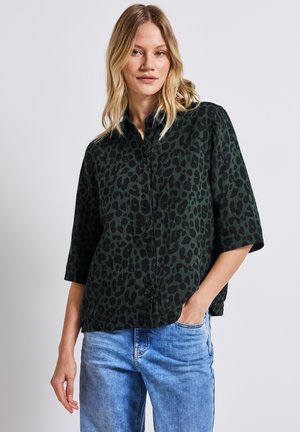 Groene korte mouwen button-up shirt met een zwart luipaardprintpatroon, gemaakt van lichte stof, met een comfortabele pasvorm en een afgeronde zoom.