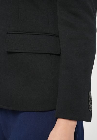 Črni blazer z zavitim krojem, z žepom na obliž ter gumbi na rokavu. Gladek tekstura, ozko prileganje.