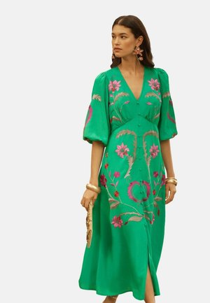 Love & Roses, REGULAR FIT - EMBROIDERED V-NECK MIDI DRESS . - Vapaa-ajan mekko - bright green woodblock