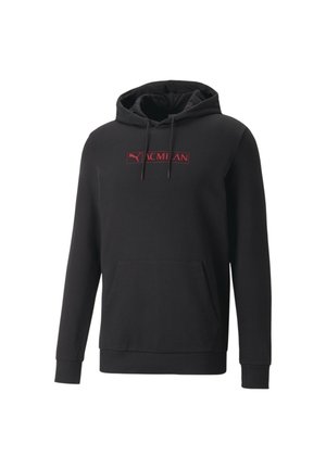 Czarna bluza z kapturem i kieszenią z przodu, z czerwonym logo Puma i napisem AC Milan na piersi, przedstawiona na białym tle.