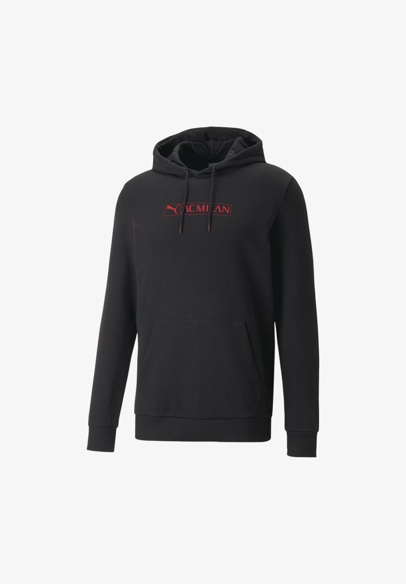 Sweat à capuche noir avec poche avant, présentant un logo Puma rouge et le texte AC Milan sur la poitrine, affiché sur un fond blanc.