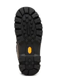 Musta kumisaappaan pohja, jossa on syvä kuviointi, ympyrä- ja kulmapinnat sekä keltainen Vibram-logo keskellä. Pintakuvio on suunniteltu pitävyyden parantamiseksi.