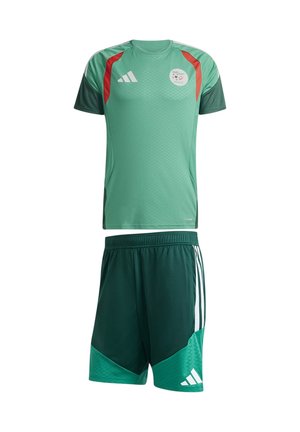 Camiseta de fútbol verde con acentos rojos y verde oscuro y pantalones cortos a juego con rayas blancas y logo de Adidas, aislados sobre fondo blanco.