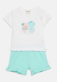 Λευκό μωρουδιακό κοντομάνικο μπλουζάκι με χαμογελαστά ροζ και μπλε χταπόδια που κρατούν μια καρδιά, συνδυασμένο με ανοιχτό μπλε σορτς με βολάν.