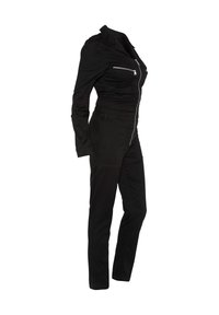 Une combinaison noire en tissu robuste avec un devant zippé, un col et des poches zippées sur la poitrine, offrant une coupe ajustée et un pantalon droit.